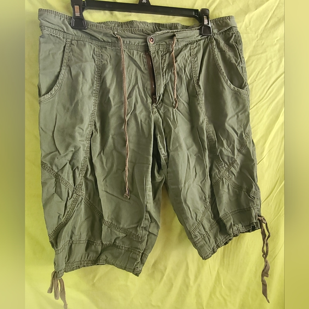 Magellan olive Bermuda short